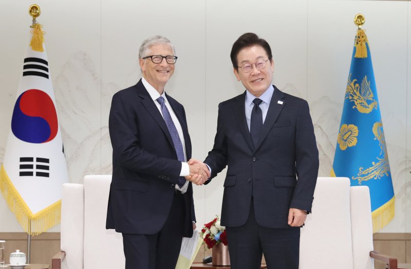 이재명 대통령이 21일 용산 대통령실에서 빌 게이츠 게이츠재단 이사장과 인사하고 있다. 사진=연합뉴스.