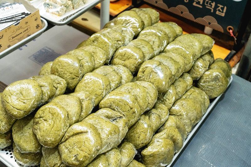 제주의 이색 먹거리 흑임자 쑥찐빵
