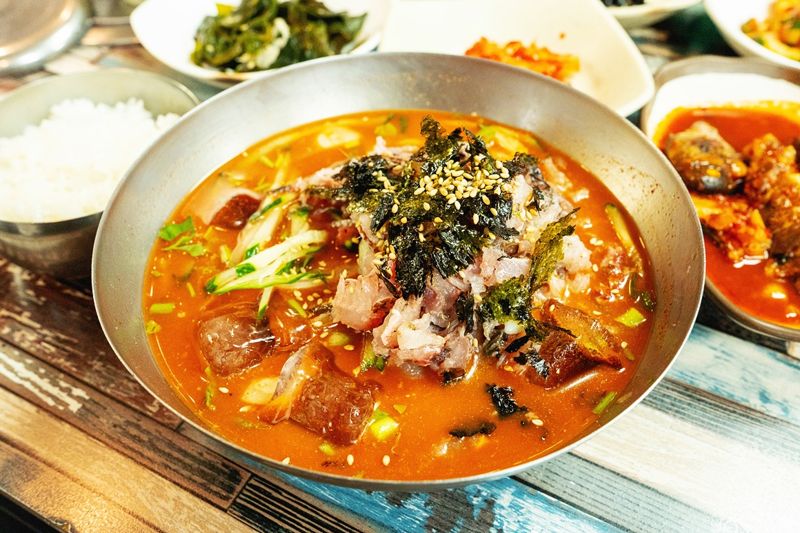 모슬포중앙시장 부두식당에서 맛볼 수 있는 자리돔물회