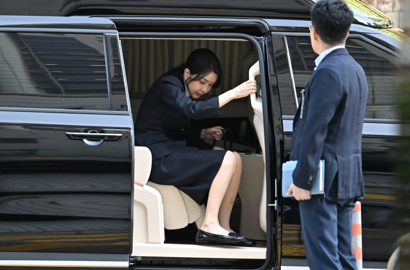 윤석열 전 대통령 부인 김건희 여사가 12일 오전 서울 서초구 서울중앙지법에서 열린 자본시장과 금융투자업에 관한 법률 위반 및 정치자금법 위반 등의 혐의 구속 전 피의자 심문(영장실질심사)에 출석하고 있다. 2025.8.12/뉴스1 ⓒ News1 사진공동취재단