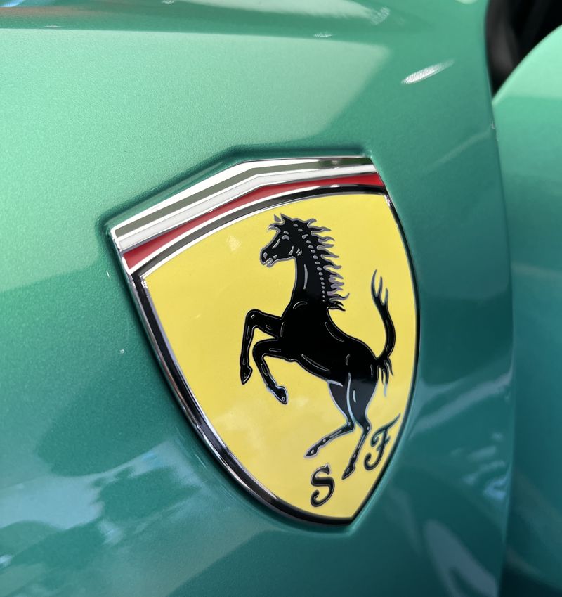 페라리 296 스페치알레에 부착된 페라리 로고. 박경호 기자