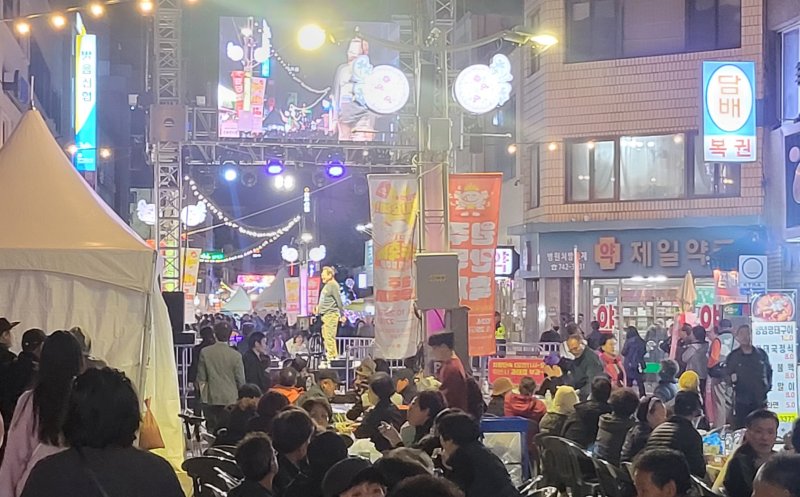 '2024 원주 만두축제'가 지난해 10월 25일 강원 중앙동 전통시장과 문화의 거리, 지하상가 일대에서 '원주만두로路 맛지순례'라는 주제로 열린 모습. 2024.10.25/뉴스1 ⓒ News1 신관호 기자