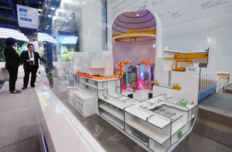 [서울=뉴시스] 김진아 기자 = 3일 서울 강남구 코엑스에서 열린 코리아스마트그리드엑스포 원전 수출 특별관에서 한국수력원자력 관계자가 한국형 원자력 발전소 APR1400(Advanced Power Reactor 1400)을 설명하고 있다. 이번 전시회는 에너지스토리지(ESS)산업전, 분산에너지산업전, 전기차충전인프라산업전 등 3개 특별관으로 구성됐으며, 스마트그리드·전력 신산업 분야 신기술과 제품을 한 눈에 볼 수 있다. 2024.04.03. bluesoda@newsis.com