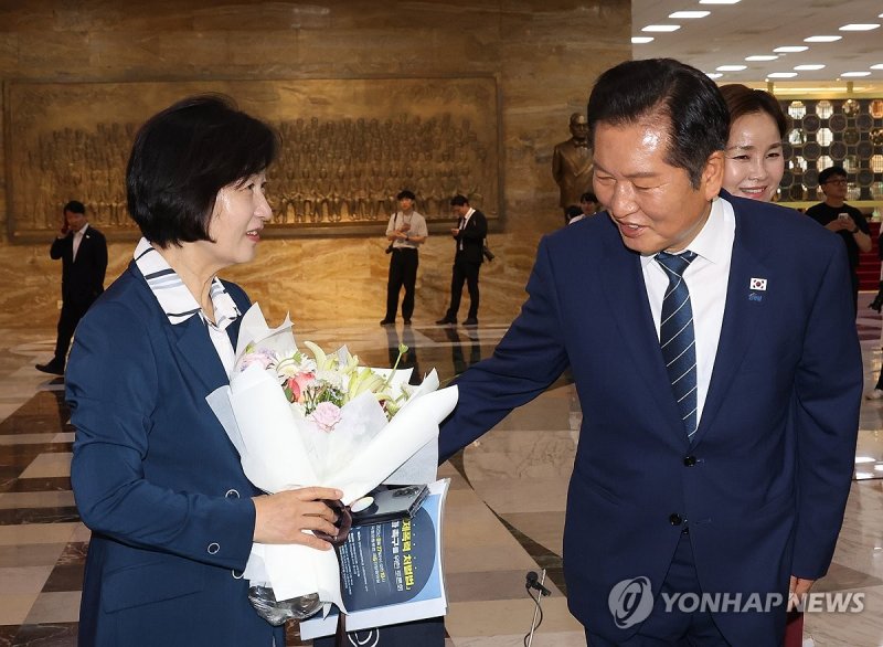 인사 나누는 추미애 의원과 정청래 대표 (출처=연합뉴스)