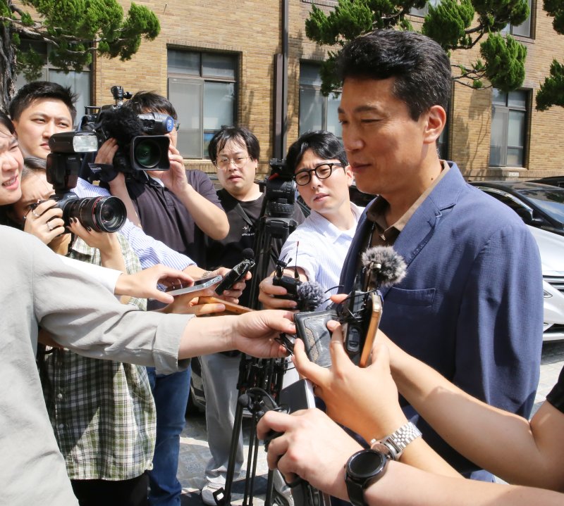 [청주=뉴시스] 서주영 기자 = 충북경찰청 박용덕 반부패경제범죄수사대장이 21일 김영환 충북지사의 돈봉투 수수의혹과 관련해 집무실 압수수색을 마치고 기자들의 질의에 답하고 있다. 2025.08.21. juyeong@newsis.com