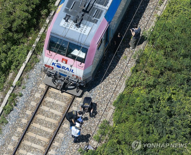 선로 작업자 사망사고…열차 조사하는 경찰 (출처=연합뉴스)
