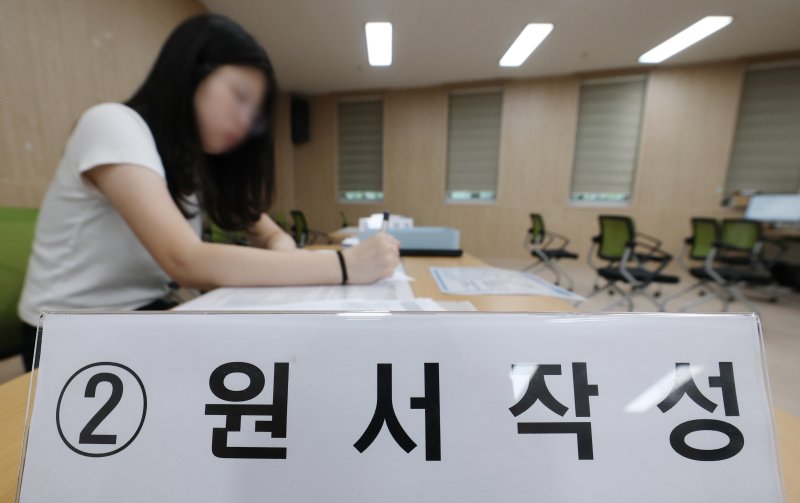 2026학년도 대학수학능력시험 응시원서 접수 시작일인 21일 경기 화성시 와성오산교육지원청에서 수험생들이 원서 접수를 하고 있다. 2025.8.21/뉴스1 ⓒ News1 김영운 기자