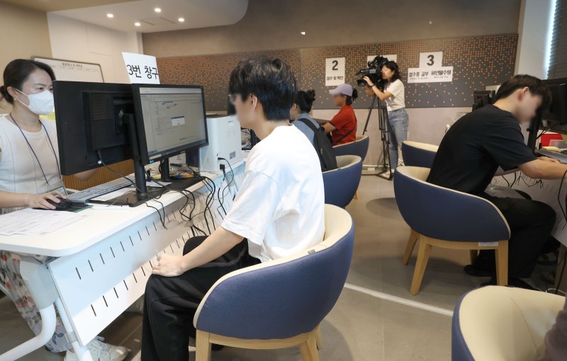 2026학년도 수능 응시원서 접수가 시작된 21일 수험생과 대리인이 서울 양천구 강서양천교육지원청 접수센터에서 응시원서를 접수하고 있다. 2025.8.21/뉴스1 ⓒ News1 사진공동취재단