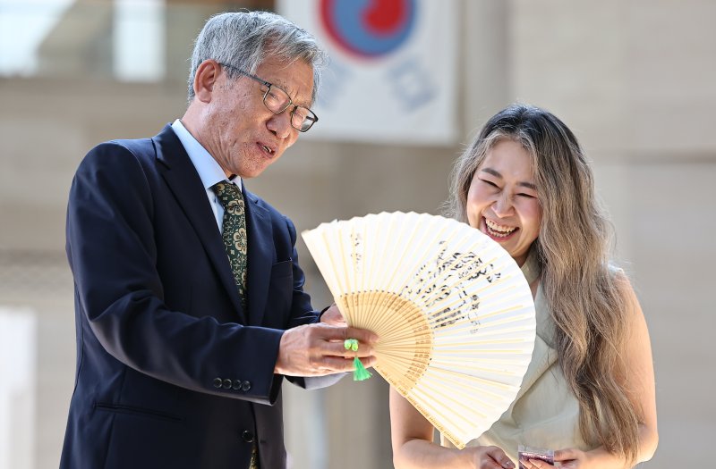유홍준 국립중앙박물관장과 넷플릭스 애니메이션 영화 '케이팝 데몬 헌터스'의 메기 강 감독이 21일 서울 용산구 국립중앙박물관에서 만나 인사를 나누고 있다. 2025.8.21/뉴스1 ⓒ News1 김도우 기자