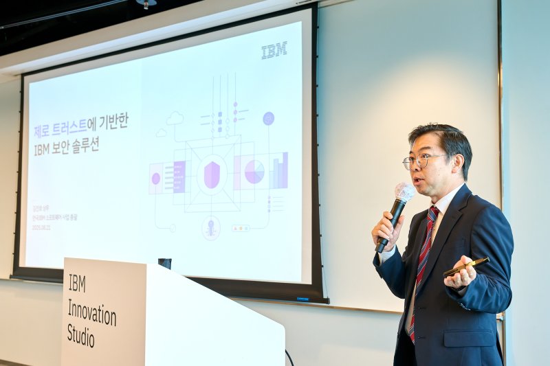 김진효 한국IBM 소프트웨어 사업 총괄 상무가 발표하고 있다.(한국IBM 제공)