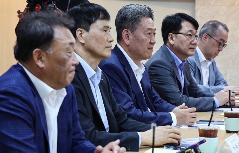 21일 서울 중구 서울고용노동청에서 열린 '고용노동부-주요 기업 CEO간담회'에서 참석자들이 권창준 고용노동부 차관의 모두발언을 듣고 있다. 이날 간담회에는 이희근 포스코 대표이사, 서강현 현대제철 대표이사, 노진율 HD현대중공업 사장,정인섭 한화오션 사장 ,최준영 기아 대표이사가 참석했다. 뉴스1