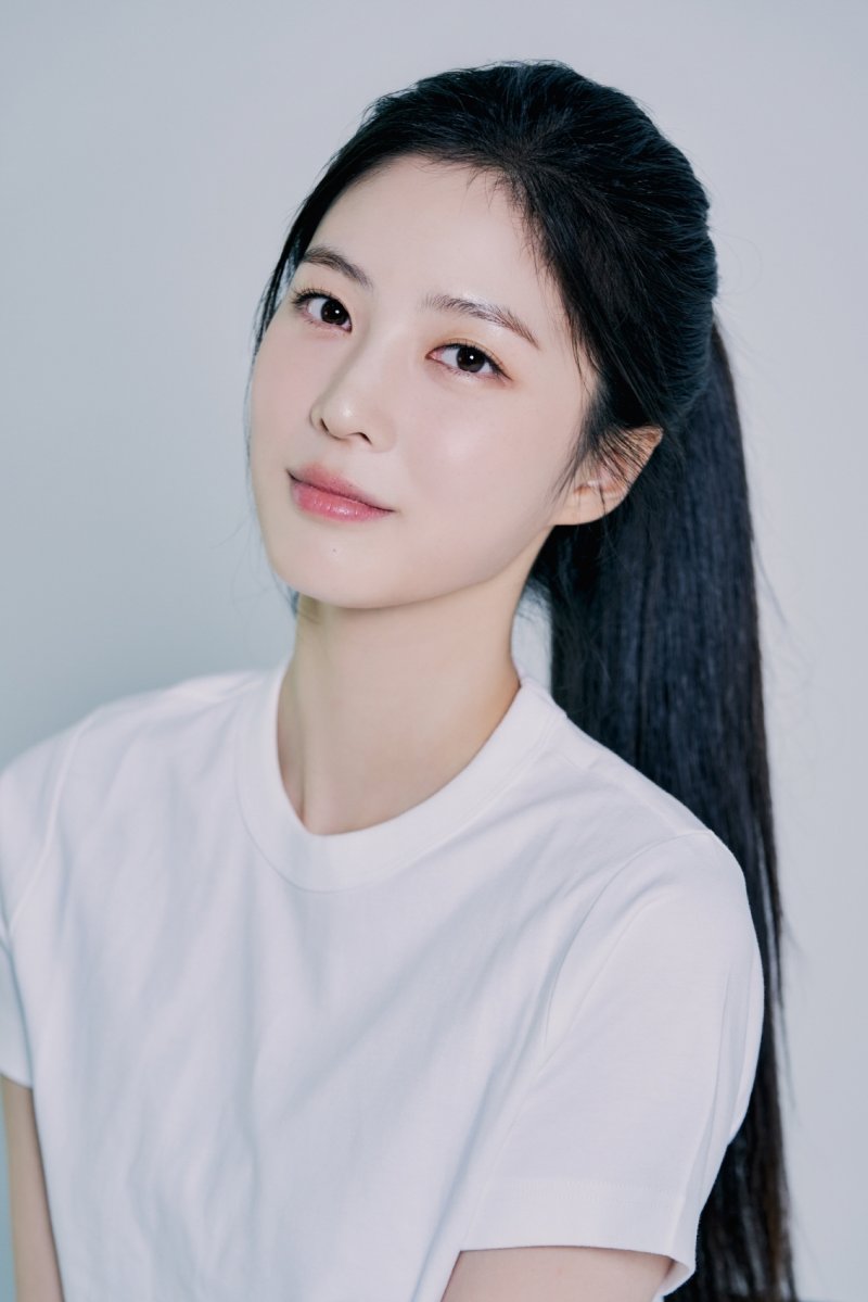 신소현, 순수+청초 매력 빛난 새 프로필 공개