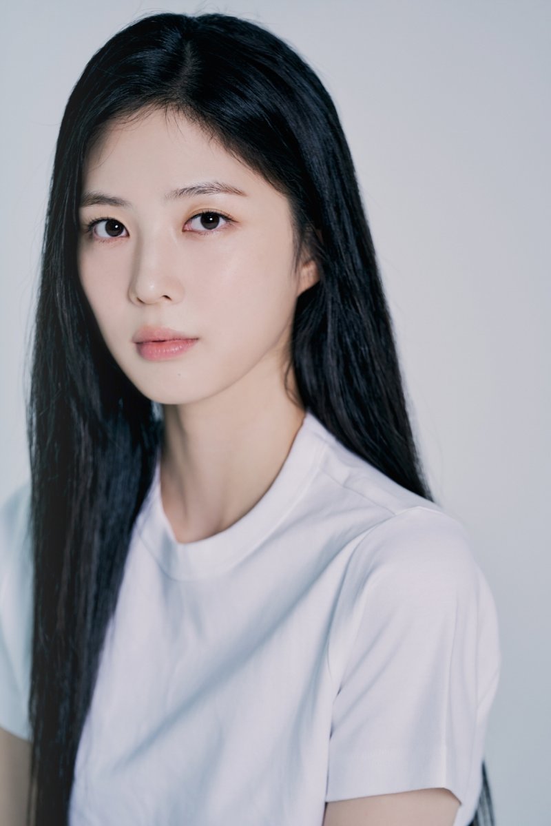 신소현, 순수+청초 매력 빛난 새 프로필 공개