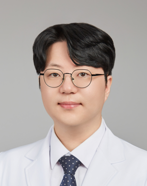 피부과 전문의이자 더힐피부과 마포공덕점의 대표 원장인 우수한 원장. 칼럼을 기고하고 탈모와 저속노화를 다루는 유튜브 채널 '모아시스'에도 출연하는 등 현대인의 '저속노화'를 위해 노력하고 있다.