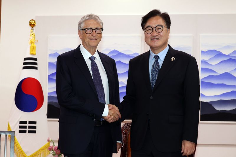 우원식 국회의장이 방한 중인 마이크로소프트(MS) 창업자 빌 게이츠 게이츠재단 이사장과 21일 오후 서울 여의도 국회의장실에서 만나 인사를 하고 있다. 사진=서동일 기자