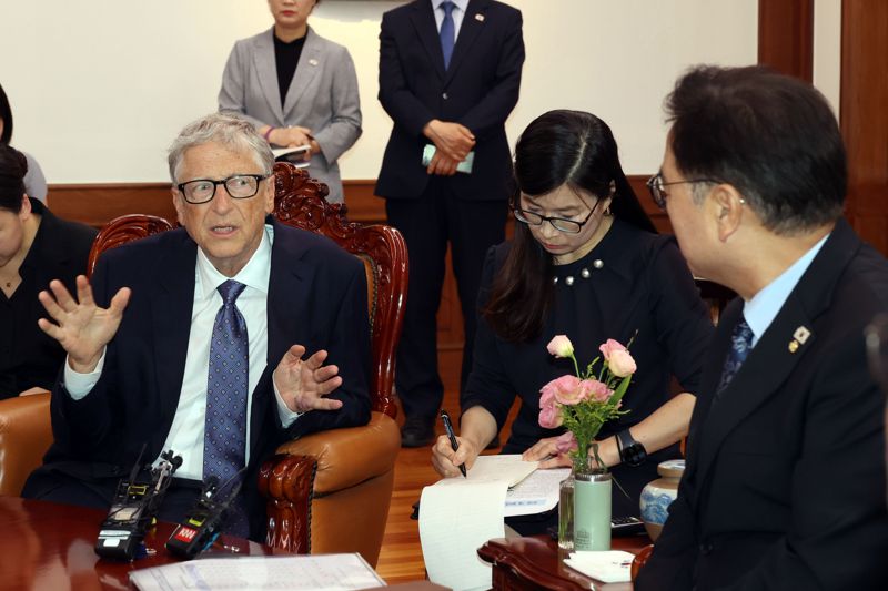 우원식 국회의장이 방한 중인 마이크로소프트(MS) 창업자 빌 게이츠 게이츠재단 이사장과 21일 오후 서울 여의도 국회의장실에서 만나 환담을 나누고 있다. 사진=서동일 기자