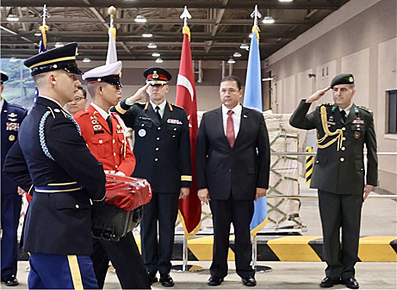 14일 히캄 공군기지를 거쳐 오산 공군기지에 도착한 튀르키예 군 유해를 영접하는 관계자들. 가운데에서부터 오른쪽으로 데릭 맥컬리 유엔사령부 부사령관(캐나다 육군 중장), 살리 무랏 타메르 주한 튀르키예 대사, 네시미 카플란 주한 튀르키예 대사관 무관(육군 대령). 국방부 제공