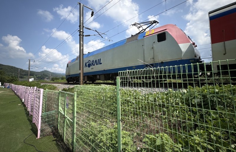 코앞 안전문 두고 수백미터 철길로 (출처=연합뉴스)