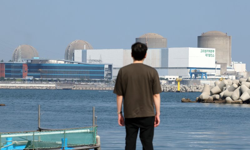 [부산=뉴시스] 하경민 기자 = 26일 오후 부산 기장군의 한 해안가에서 시민들이 고리원전 1호기를 바라보고 있다. 2025.06.26. yulnetphoto@newsis.com