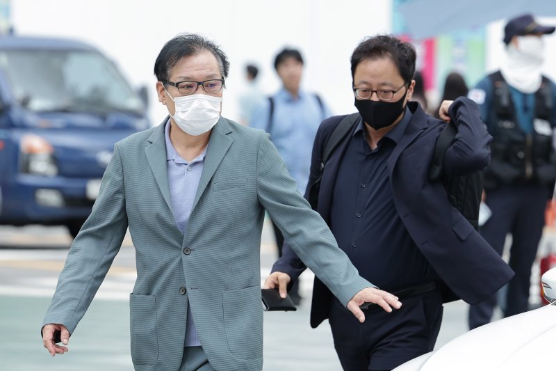 김건희 여사와 친분을 이용해 각종 청탁을 받은 의혹이 제기된 건진법사 전성배 씨가 21일 서울 종로구에 마련된 민중기 특별검사팀(김건희 특검팀) 사무실로 향하고 있다. 2025.8.21/뉴스1 ⓒ News1 신웅수 기자