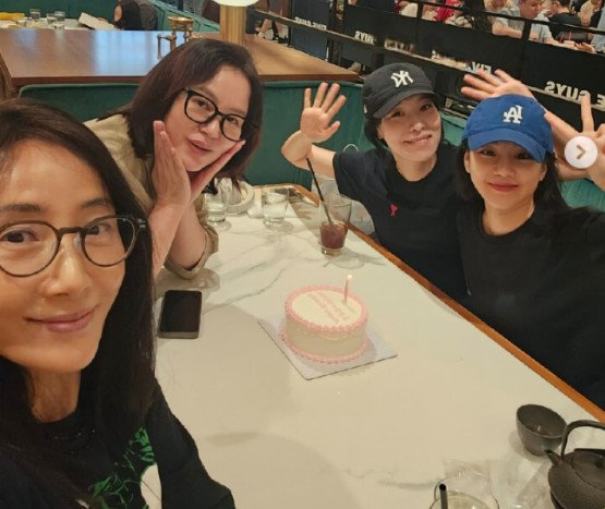 59세 도지원, 여배우들과 김금순 생파…민낯에도 빛나는 동안 미모