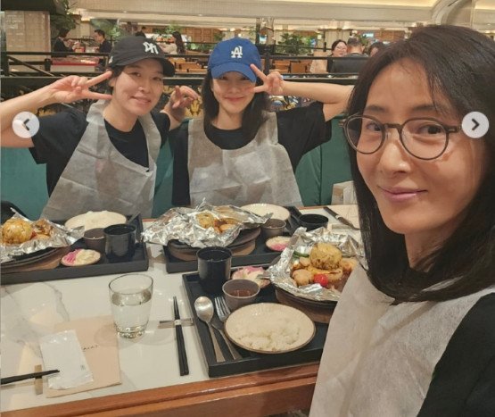 59세 도지원, 여배우들과 김금순 생파…민낯에도 빛나는 동안 미모