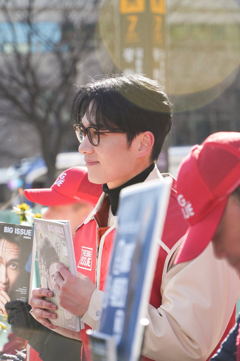 엄태구, 빅이슈 1일 판매원 변신…한파 이어 폭염에도 자원