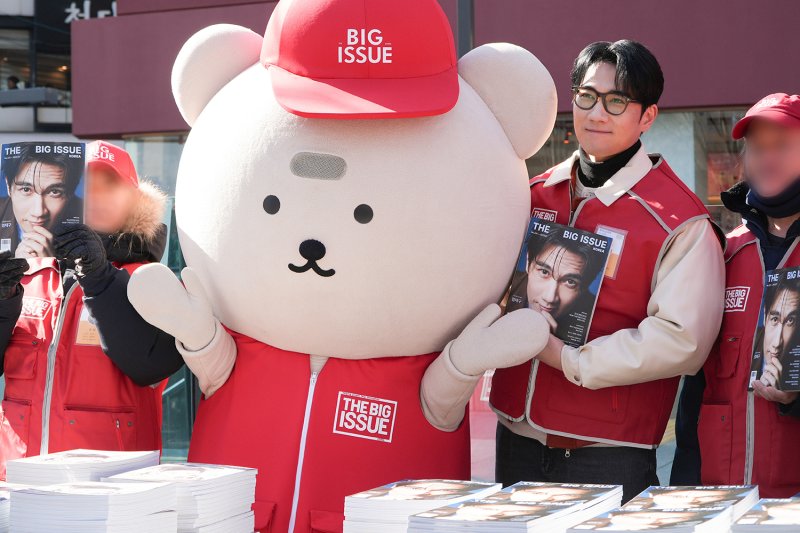 엄태구, 빅이슈 1일 판매원 변신…한파 이어 폭염에도 자원