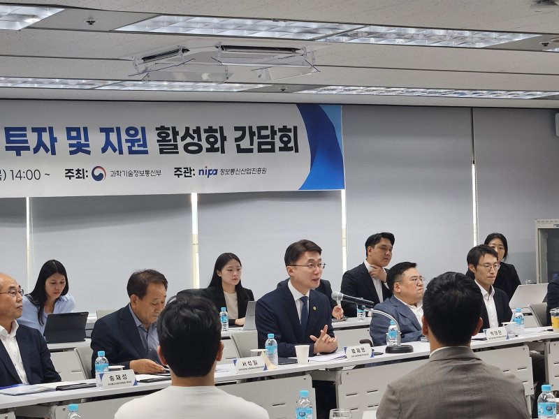 [서울=뉴시스] 박은비 기자 = 과학기술정보통신부는 21일 오후 서울 광화문 HJ비즈니스센터에서 인공지능(바카라사이트) 스타트업 대표, 벤처투자사 관계자 등 의견을 듣고 업계 발전방향을 논의하기 위한 현장 간담회를 개최했다. 사진은 류제명 과기정통부 차관이 참석자들의 의견을 듣는 모습. 2025.08.21. silverline@newsis.com *재판매 및 DB 금지