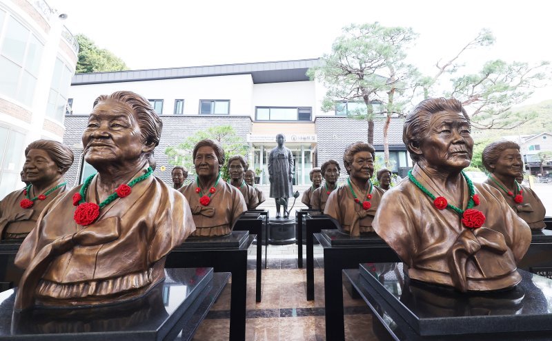 21일 경기도 광주시 나눔의 집에 고인이 된 일본군 위안부 피해자 할머니들의 흉상이 세워져 있다. 취임 후 첫 일본 방문을 앞둔 이재명 대통령이 일본 언론과 인터뷰를 갖고 과거 위안부 합의, 징용 배상 문제에 대해 "국가로서 약속이므로 뒤집는 것은 바람직하지 않다"며 이를 유지하겠다는 뜻을 밝혔다./사진=연합뉴스