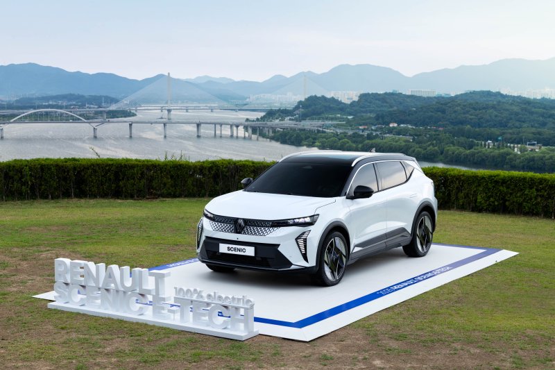 세닉 E-테크(Tech) 100% 일렉트릭이 전시돼 있다. 사진=르노코리아 제공