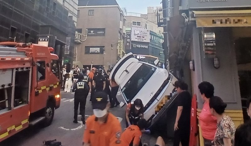 홍대입구역 인근서 택시 돌진…‘이유 불명’ 급가속에 아수라장