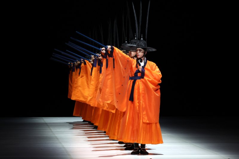 [서울=뉴시스] 박진희 기자 = 서울시무용단 '일무(佾舞)' 언론공개회가 열린 21일 서울 종로구 세종문화회관에서 무용수들이 시연하고 있다. 이번 공연은 국가무형문화제이자 유네스코 유네스코 세계인류무형문화유산인 '종묘제례악'의 의식무인 일무를 현대적 감각으로 재해석한 작품이다. '종묘제례악'은 조선시대 왕과 왕후의 신주를 모시는 '종묘'에서 거행되는 제례의식에 사용되는 기악과 노래, 춤을 말한다. 그 중에 제례무를 일컬어 '일무'라 하는데 하나로 열을 맞추어 춤을 춘다는 뜻이다. 2025.08.21. pak7130@newsis.co