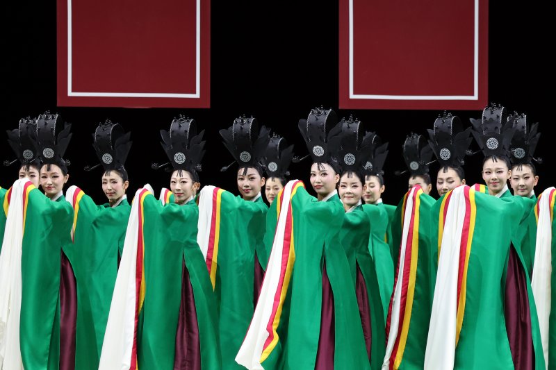 [서울=뉴시스] 박진희 기자 = 서울시무용단 '일무(佾舞)' 언론공개회가 열린 21일 서울 종로구 세종문화회관에서 무용수들이 시연하고 있다. 이번 공연은 국가무형문화제이자 유네스코 유네스코 세계인류무형문화유산인 '종묘제례악'의 의식무인 일무를 현대적 감각으로 재해석한 작품이다. '종묘제례악'은 조선시대 왕과 왕후의 신주를 모시는 '종묘'에서 거행되는 제례의식에 사용되는 기악과 노래, 춤을 말한다. 그 중에 제례무를 일컬어 '일무'라 하는데 하나로 열을 맞추어 춤을 춘다는 뜻이다. 2025.08.21. pak7130@newsis.co