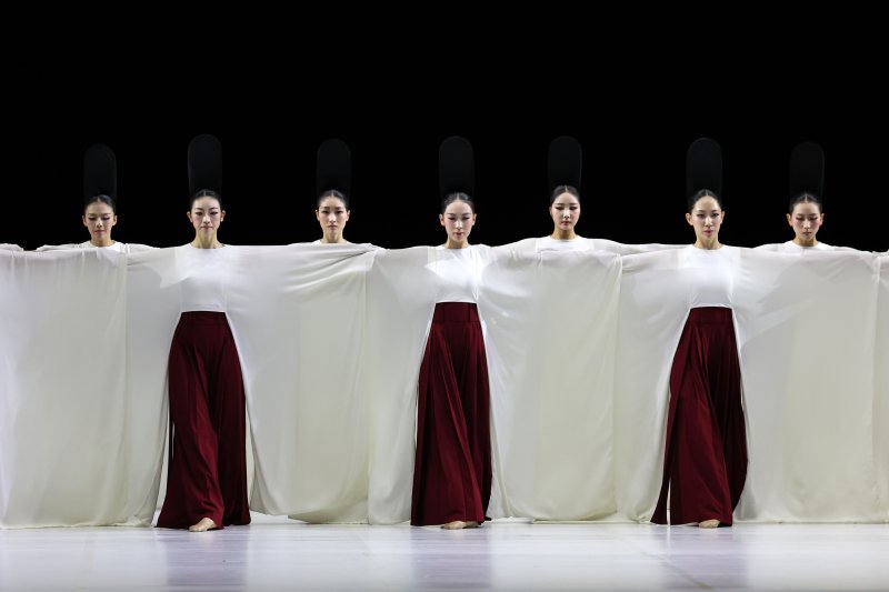 [서울=뉴시스] 박진희 기자 = 서울시무용단 '일무(佾舞)' 언론공개회가 열린 21일 서울 종로구 세종문화회관에서 무용수들이 시연하고 있다. 이번 공연은 국가무형문화제이자 유네스코 유네스코 세계인류무형문화유산인 '종묘제례악'의 의식무인 일무를 현대적 감각으로 재해석한 작품이다. '종묘제례악'은 조선시대 왕과 왕후의 신주를 모시는 '종묘'에서 거행되는 제례의식에 사용되는 기악과 노래, 춤을 말한다. 그 중에 제례무를 일컬어 '일무'라 하는데 하나로 열을 맞추어 춤을 춘다는 뜻이다. 2025.08.21. pak7130@newsis.co
