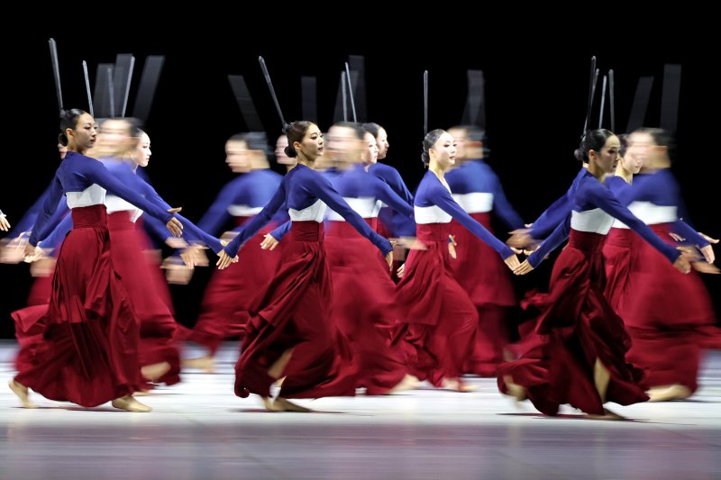 [서울=뉴시스] 박진희 기자 = 서울시무용단 '일무(佾舞)' 언론공개회가 열린 21일 서울 종로구 세종문화회관에서 무용수들이 시연하고 있다. 이번 공연은 국가무형문화제이자 유네스코 유네스코 세계인류무형문화유산인 '종묘제례악'의 의식무인 일무를 현대적 감각으로 재해석한 작품이다. '종묘제례악'은 조선시대 왕과 왕후의 신주를 모시는 '종묘'에서 거행되는 제례의식에 사용되는 기악과 노래, 춤을 말한다. 그 중에 제례무를 일컬어 '일무'라 하는데 하나로 열을 맞추어 춤을 춘다는 뜻이다. 2025.08.21. pak7130@newsis.co