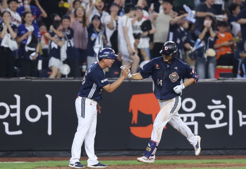 코치와 하이파이브하는 두산 박계범 (출처=연합뉴스)