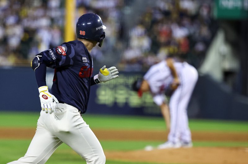 [서울=뉴시스] 최진석 기자 = 21일 서울 송파구 잠실야구장에서 열린 프로야구 '2025 신한 SOL 뱅크 KBO리그' 롯데 자이언츠와 LG 트윈스의 경기, 4회초 무사 상황 롯데 이호준이 솔로홈런을 날린 후 베이스를 돌며 LG 선발투수 치리노스를 바라보고 있다. 2025.08.21. myjs@newsis.com