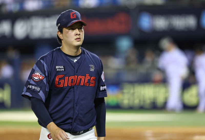 [서울=뉴시스] 최진석 기자 = 21일 서울 송파구 잠실야구장에서 열린 프로야구 '2025 신한 SOL 뱅크 KBO리그' 롯데 자이언츠와 LG 트윈스의 경기, 9회말을 끝낸 롯데 마무리투수 김원중이 더그아웃으로 들어가고 있다. 2025.08.21. myjs@newsis.com