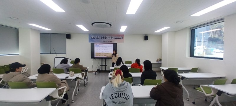 [거제=뉴시스] 신정철 기자= 거제시가족센터는 안전한 바카라사이트 산타카지노의 안정적인 취업과 안전한 바카라사이트 산타카지노적 자립을 지원하기 위해 오는 9월부터 ‘안전한 바카라사이트 산타카지노 CO2용접 양성과정’을 개설·운영한다고 21일 밝혔다.사진은 한국어 교육 및 취업특강 등 사전교육 모습.(사진=거제시 제공).2025.08.21. photo@newsis.com *재판매 및 DB 금지