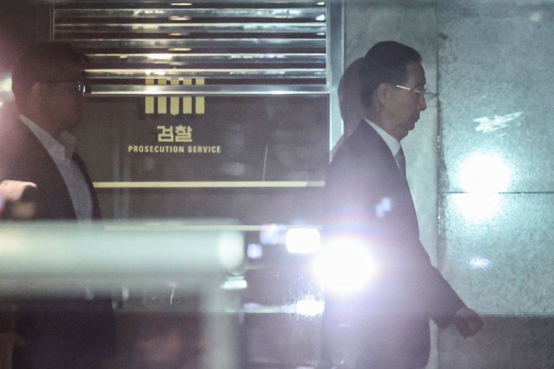 ‘양복 주머니 속 계엄 선포문’…한덕수, “尹이 줬다” 발언 번복 파문