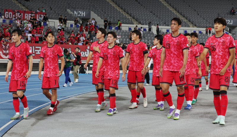 [용인=뉴시스] 김진아 기자 = 지난달 15일 경기 용인미르스타디움에서 열린 2025 동아시아축구연맹(EAFF) E-1 챔피언십(동아시안컵) 남자부 카지노 바카라과 일본의 경기, 0-1로 패한 카지노 바카라 선수들이 아쉬워하고 있다. 2025.07.15. bluesoda@newsis.com
