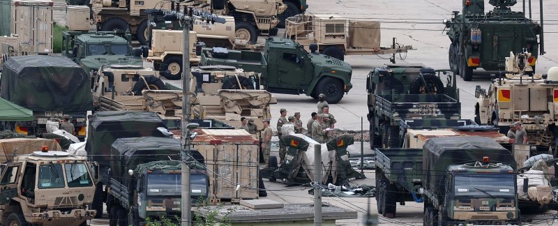 한미 연합 군사연습 '을지 자유의 방패(UFS·을지프리덤실드)' 기간인 지난 19일 경기 동두천시 주한 미군기지에서 미군 장병들이 기갑장비 및 차량을 점검하고 있다. 뉴시스