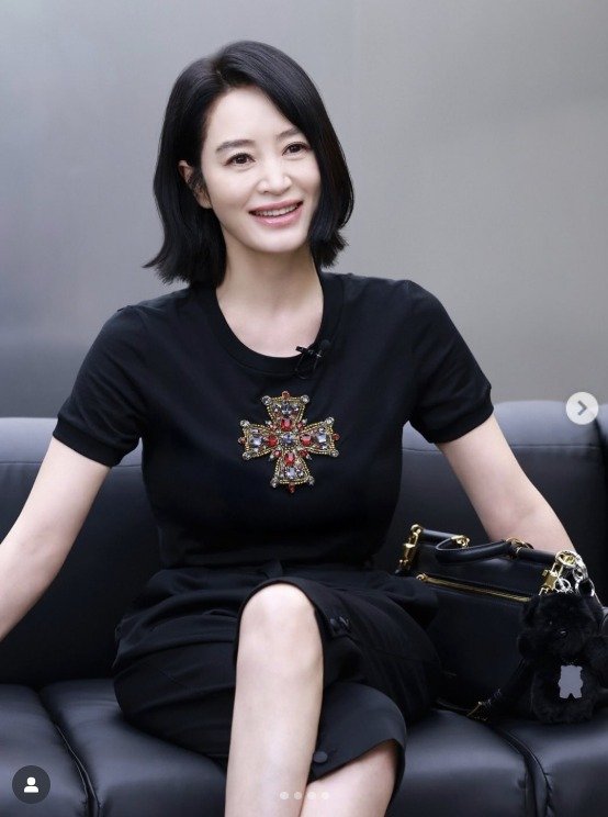 54세 김혜수, 나이 믿기지 않는 '최강 동안' 비주얼…각선미까지 [N샷]