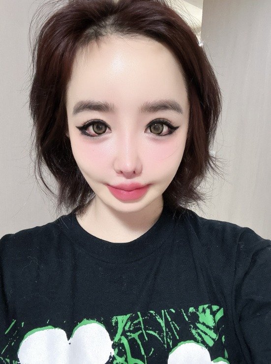 '활동 중단' 박봄, 셀카로 전한 근황…여전히 강렬한 메이크업 [N샷]