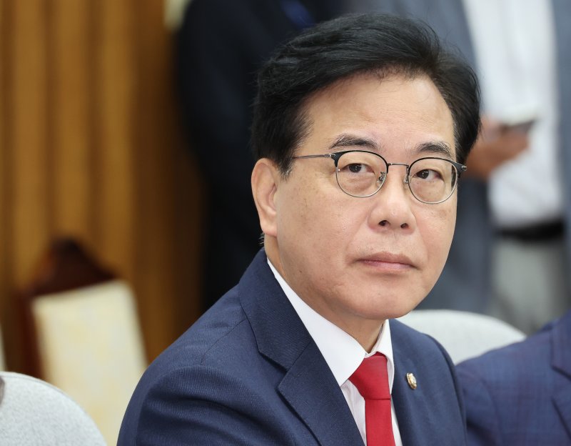 국민의힘 송언석 비상대책위원장 겸 원내대표가 22일 국회에서 열린 원내대책회의에 참석해 있다. 연합뉴스