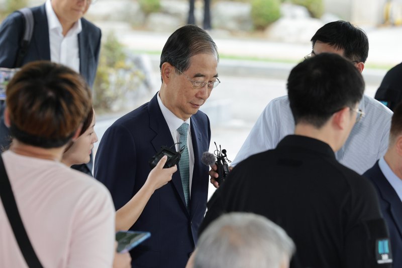 한덕수 전 국무해외 바카라사이트가 22일 오전 12·3 비상계엄 사태에 가담·방조한 혐의로 피의자 조사를 받기 위해 서울 서초구 서울고등검찰청에 마련된 내란특별검사팀 사무실에 출석하고 있다. 2025.8.22/해외 바카라사이트1 ⓒ News1 신웅수 기자