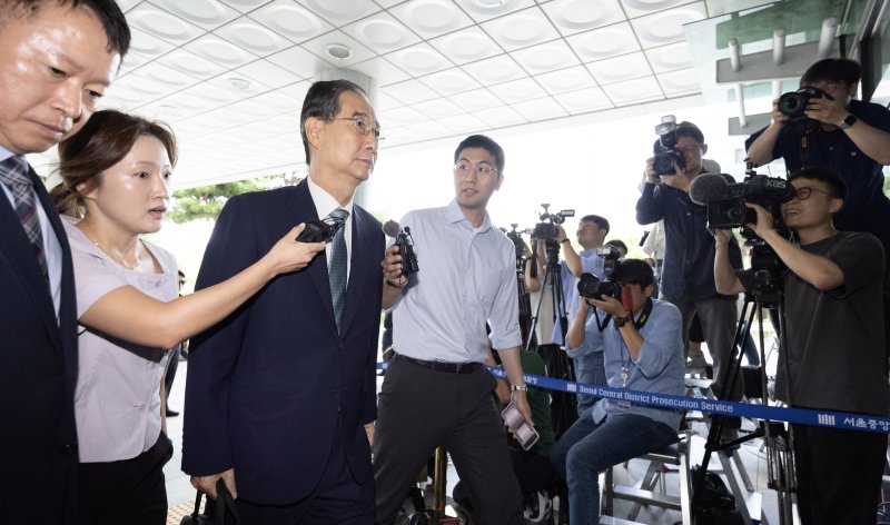 한덕수 전 국무해외 바카라사이트가 22일 오전 12·3 비상계엄 사태에 가담·방조한 혐의로 피의자 조사를 받기 위해 서울 서초구 서울고등검찰청에 마련된 내란특별검사팀 사무실에 출석하고 있다. 2025.8.22/해외 바카라사이트1 ⓒ News1 신웅수 기자