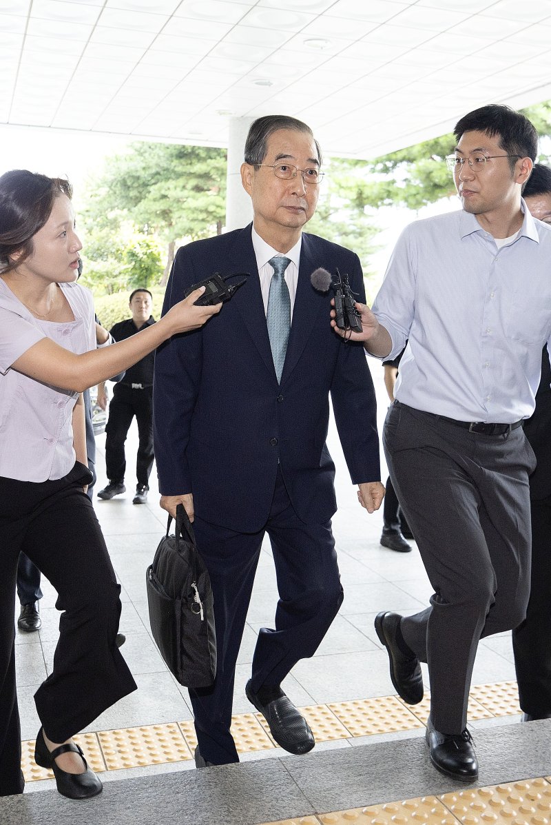 한덕수 전 국무해외 바카라사이트가 22일 오전 12·3 비상계엄 사태에 가담·방조한 혐의로 피의자 조사를 받기 위해 서울 서초구 서울고등검찰청에 마련된 내란특별검사팀 사무실에 출석하고 있다. 2025.8.22/해외 바카라사이트1 ⓒ News1 신웅수 기자