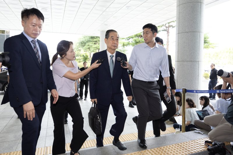 한덕수 전 국무해외 바카라사이트가 22일 오전 12·3 비상계엄 사태에 가담·방조한 혐의로 피의자 조사를 받기 위해 서울 서초구 서울고등검찰청에 마련된 내란특별검사팀 사무실에 출석하고 있다. 2025.8.22/해외 바카라사이트1 ⓒ News1 신웅수 기자